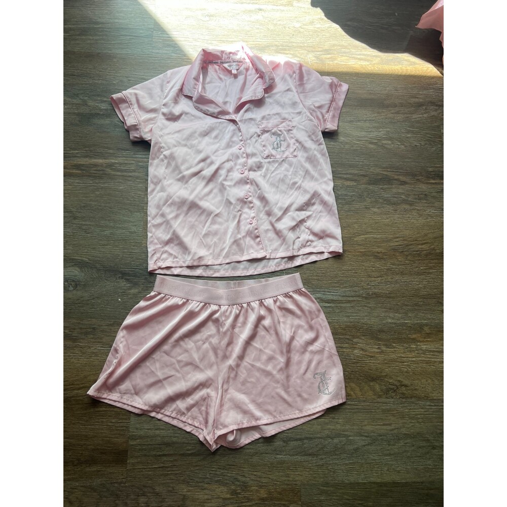 Juicy Couture Women’s 2 Pc Satin Pajama Set Size M small run in top and shorts
